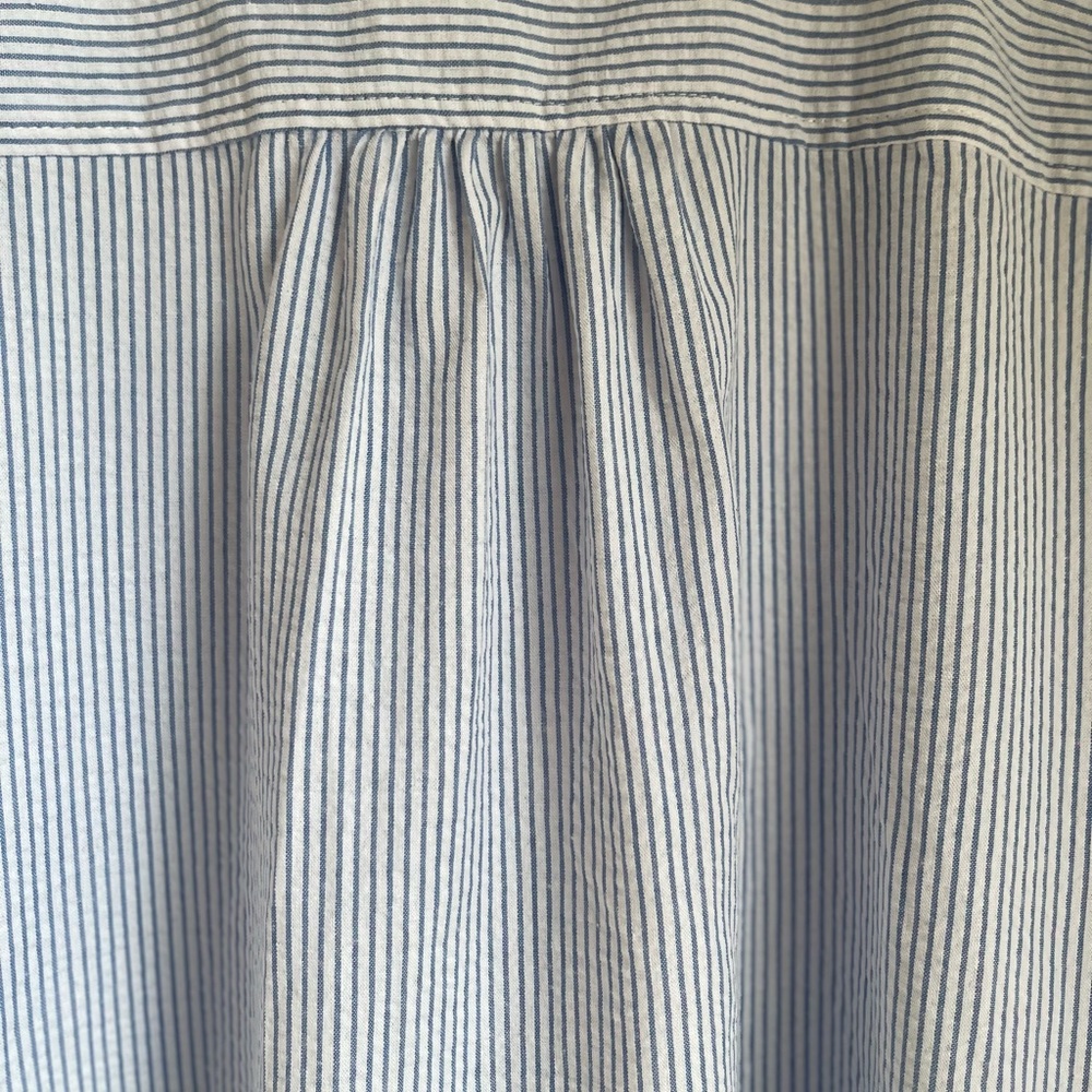 Lands' End Women’s Light‎ Blue Pinstripe Casual Button-Down Shirt - Picture 10 of 12